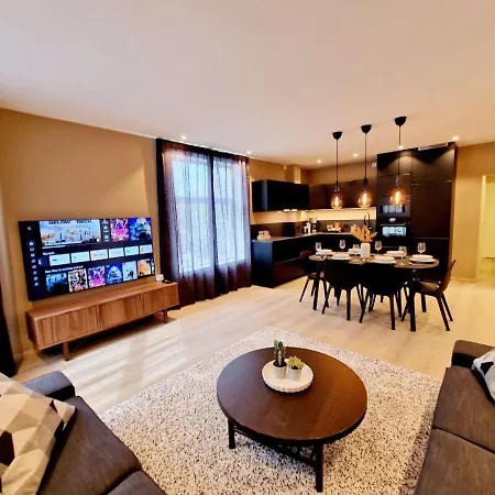 Modern & Spacious 3-bedroom, Central, Parking Apartment